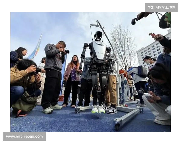 人形机器人北京马拉松首秀引关注，技术团队测试雨天适应性能